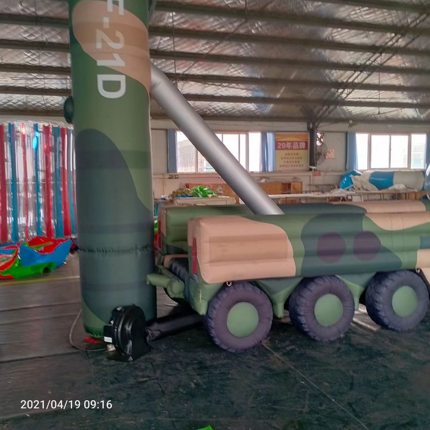 梅里斯达斡尔族军事演习中的充气目标车辆：模拟发射车雷达车坦克飞机
